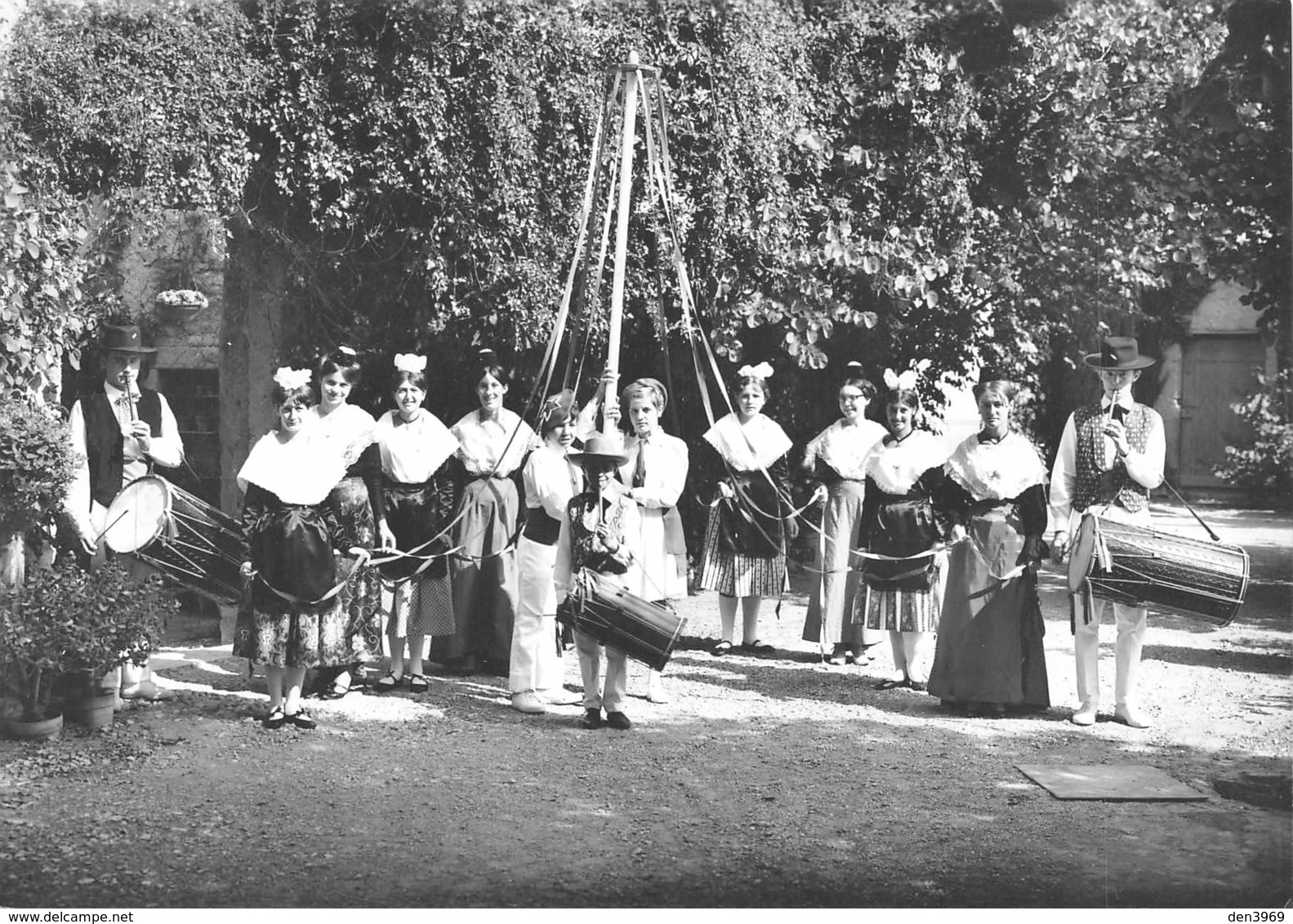 PELISSANNE - Groupe Folklorique Lou Pelican - Tambourinaires - Photo Monnier, Salon-de-Provence - Pelissanne