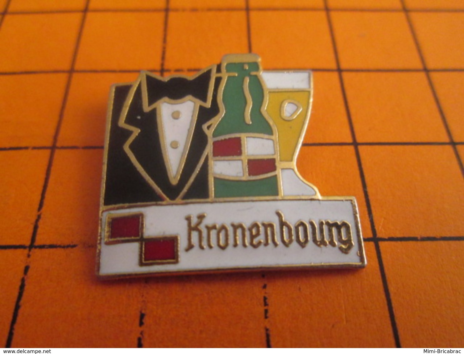 413e Pins Pin's / Rare & Belle Qualité  THEME BIERES / BIERE KRONENBOURG VERRE SERVEUR NOEUD PAPILLON - Bière