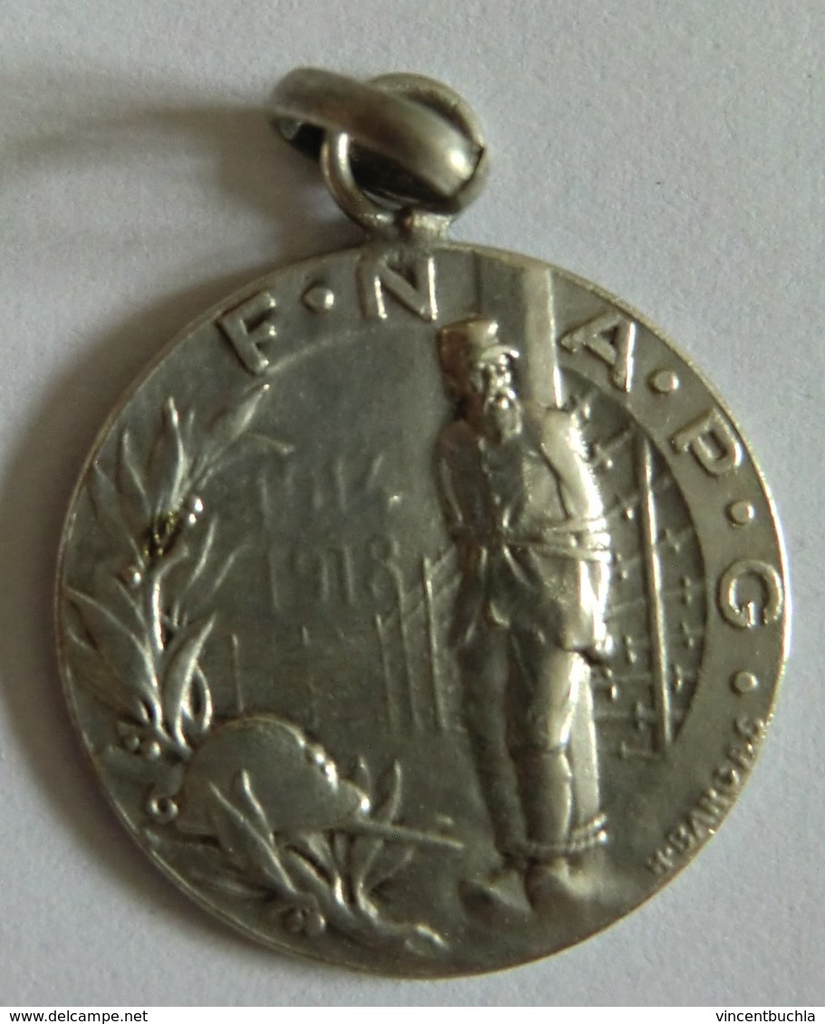 Médaille F.N.A.P.C Fédération Nationale Des Anciens Prisonniers De Guerre Signé H. Bargas 1914 1918 23mm Métal Argenté - France