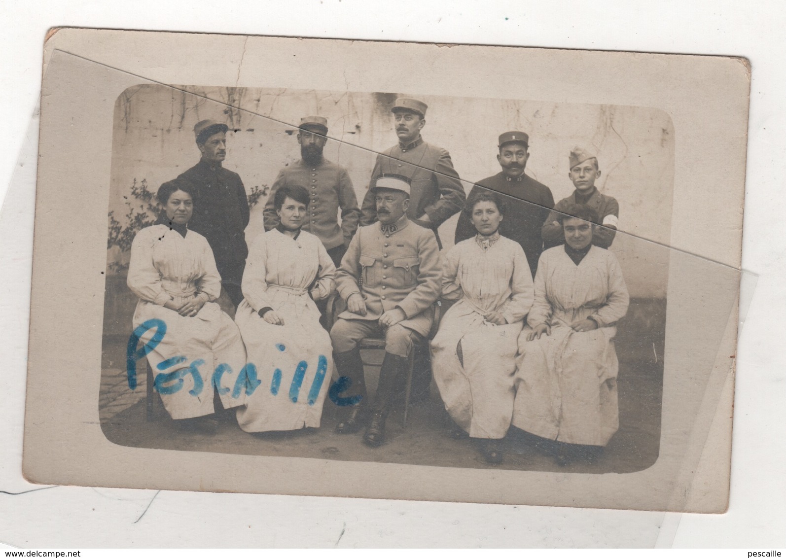 MILITARIA - CARTE PHOTO DE MILITAIRES DU 2E REGIMENT DE HUSSARDS A SAUMUR EN 1917 - AU DOS, LE NOM DES PERSONNES - Régiments