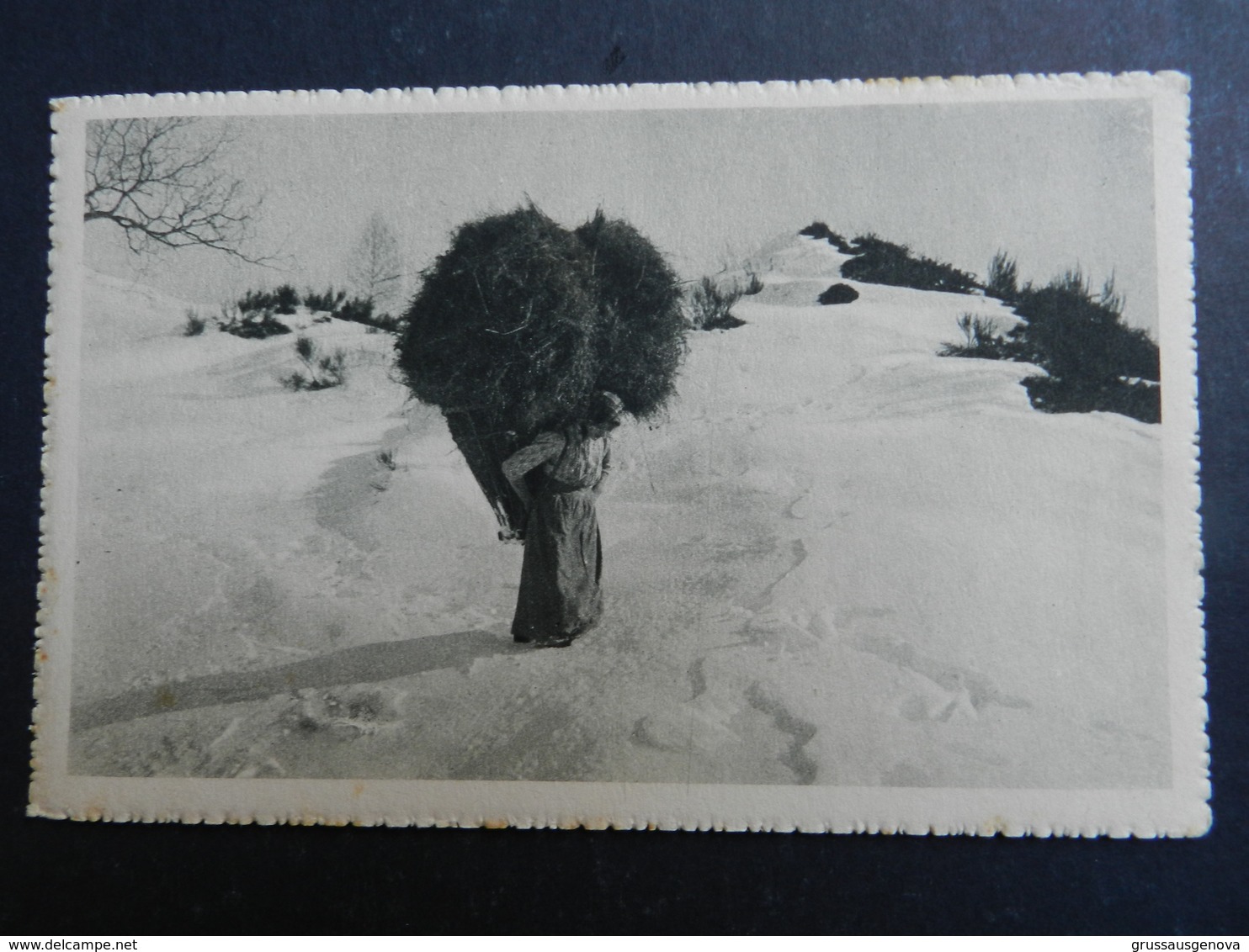 19939) DONNA CON ENORME BALLA DI FIENO SULLA TESTA NON VIAGGIATA 1930 CIRCA COSTUMI - Costumi