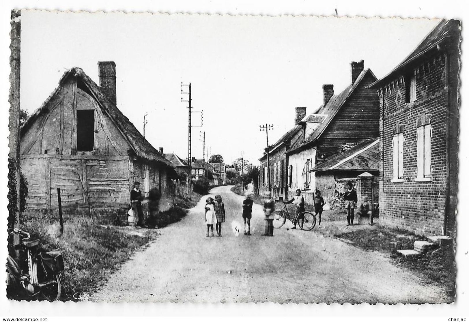 Cpsm: 27 LE COUDRAY EN VEXIN (ar. Les Andelys) Entrée Du Pays (animée) Ed. Herault - Autres & Non Classés