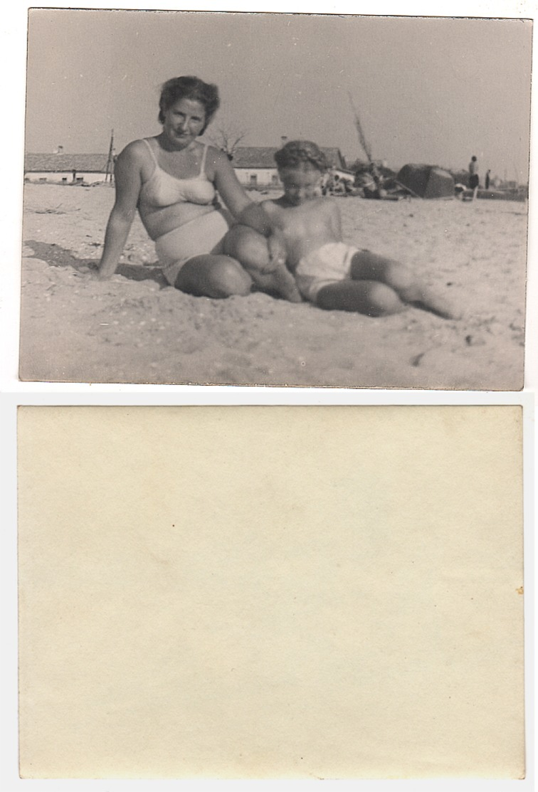 1960s Original 12x9cm Old Photo Vintage Young Woman Child Girl Pants Swimsuit Beach Pin Up Russia (5165 - Pin-Ups