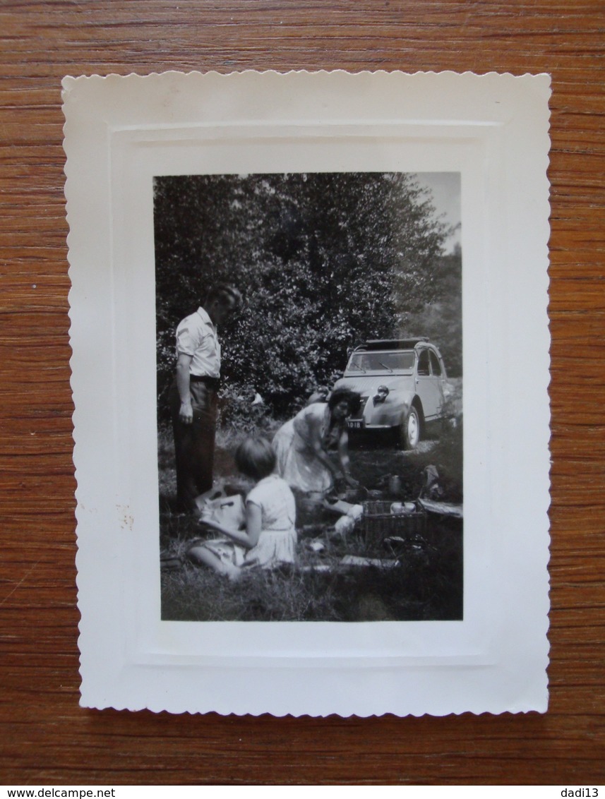 Pique-nique Famille Années 1950 Avec 2 CV - Personnes Anonymes