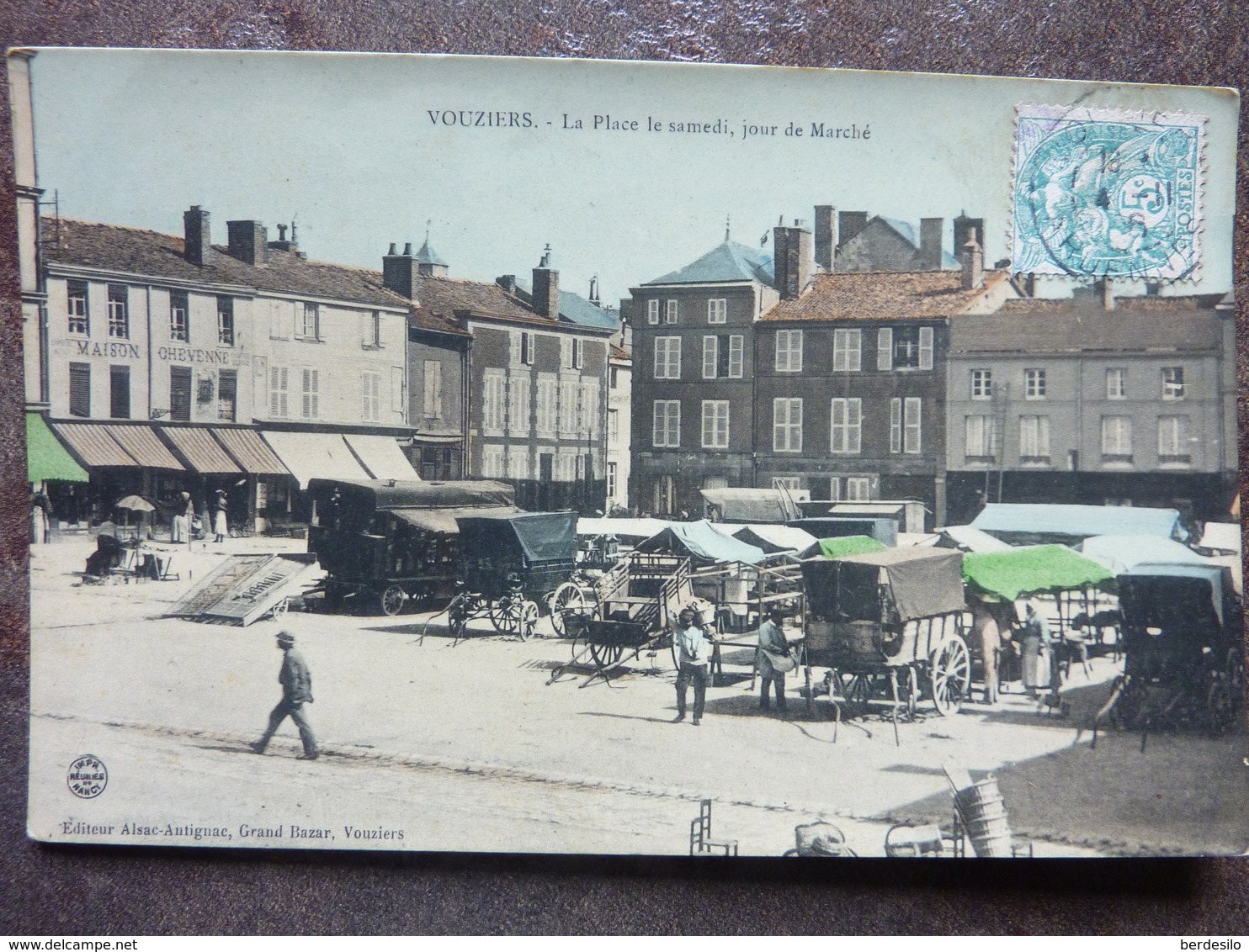 VOUZIERS  La Place Du Marché Le Samedi   TBE - Vouziers