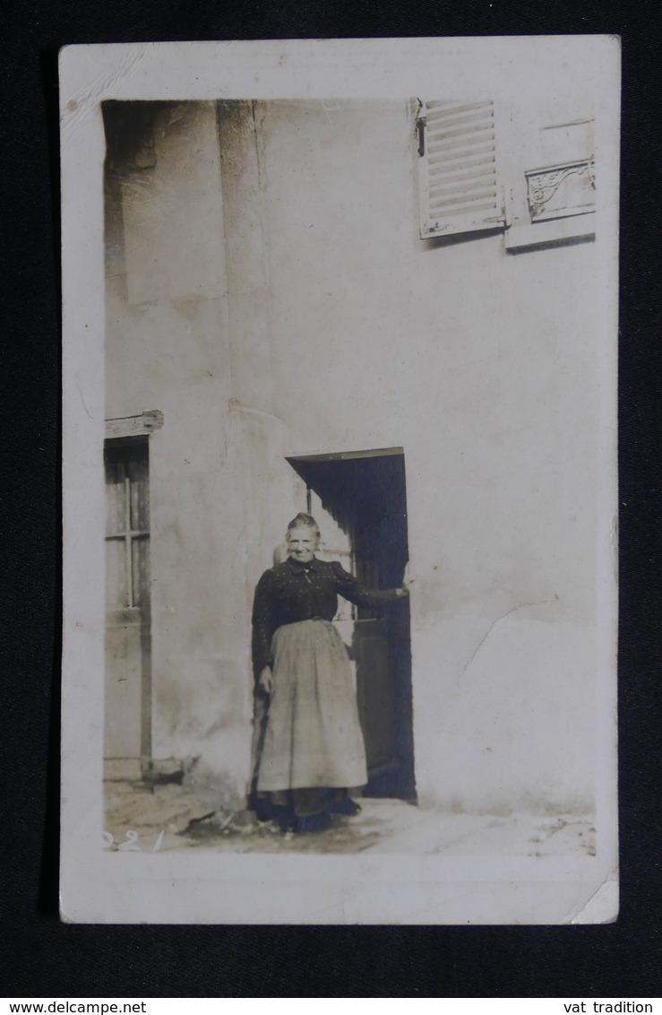 FRANCE - Carte Postale Photo - Compiègne - Une Femme Devant Sa Maison - L 31178 - Compiegne