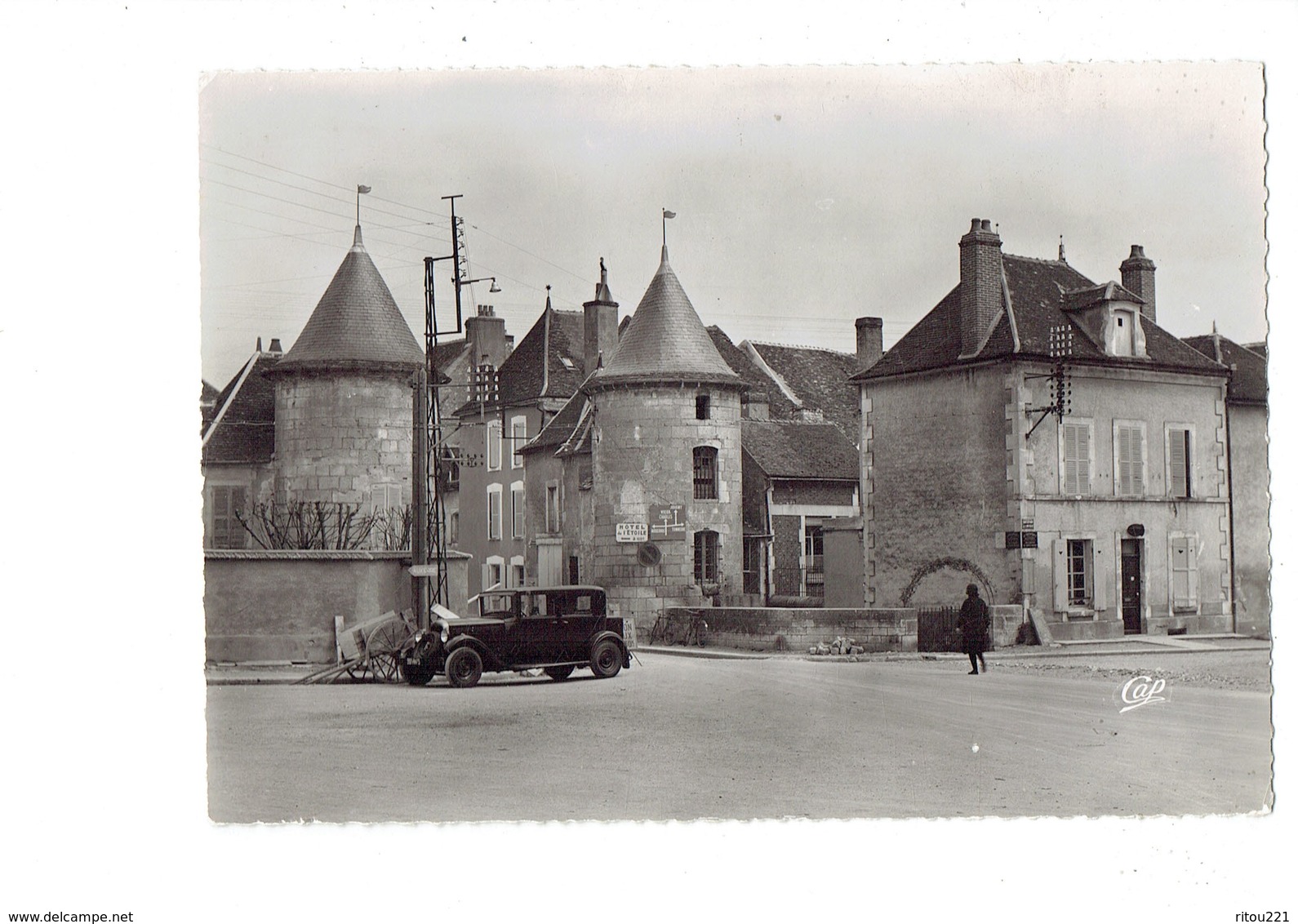 Cpm - 89 - CHABLIS - Les Vieilles Tours - Cap 41 - Voiture Ancienne - Pancarte Auxerre - - Chablis