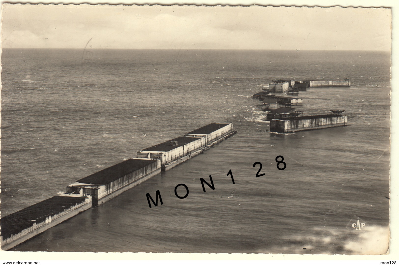 NORMANDIE-PORT DU DEBARQUEMENT ARROMANCHES 1944 LE PORT DE LA LIBERATION-BRISE LAMES DU PORT ARTIFICIEL - Arromanches