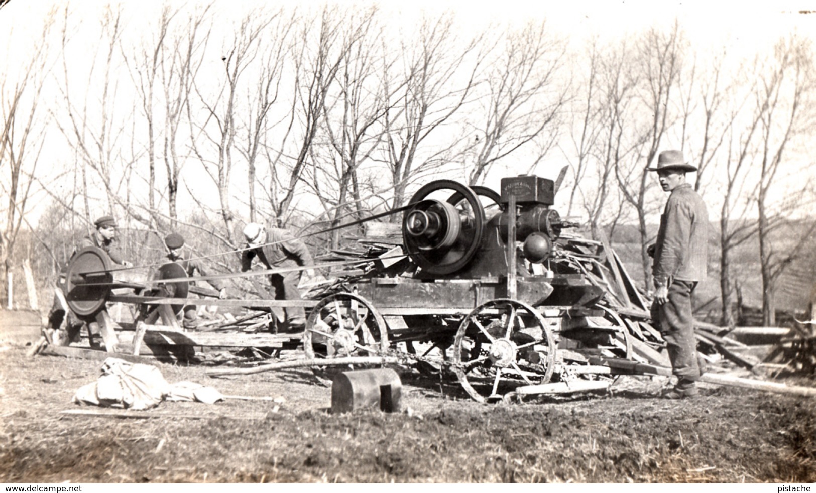 Real Photo Véritable - B&W RPPC - 1910-1930 - Woodcutter Bûcheron Machinery Men Cutting Wood - Animation - 2 Scans - To Identify