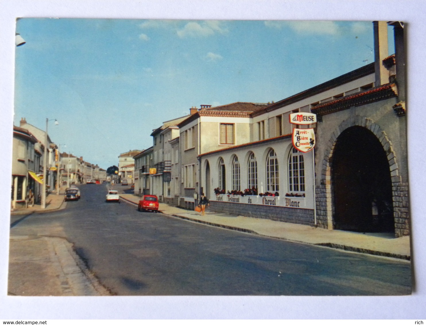 CPM (79) Deux Sèvres - CERIZAY - La Rue Principale  Et L'Hôtel Du Cheval Blanc - Cerizay