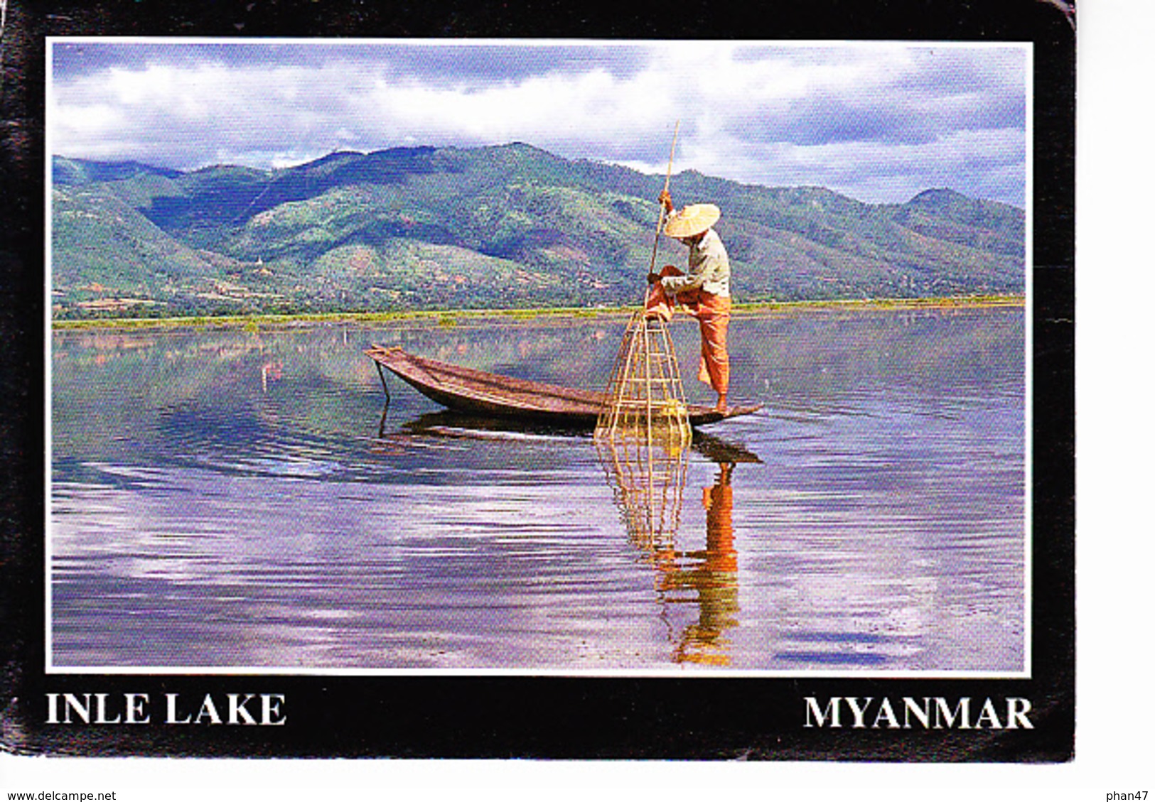 MYANMAR (ex- Birmanie) Pêcheur Typique Sur Le Lac Inle, Pirogue, 1980 Environ - Myanmar (Burma)