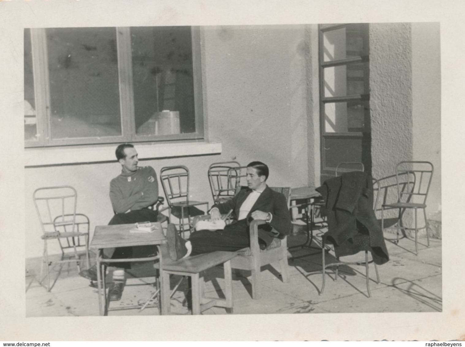Snapshot Deux Hommes Assis à Une Table Vintage Men Mode écusson Chaises Tabac - Personnes Anonymes