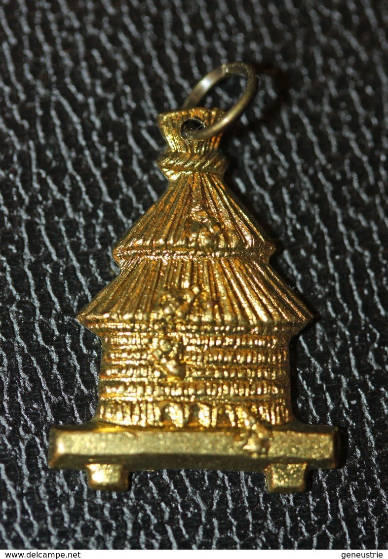 Pendentif Médaille En Laiton Embouti (années 20/30) "Ruche" Abeille - Autres & Non Classés