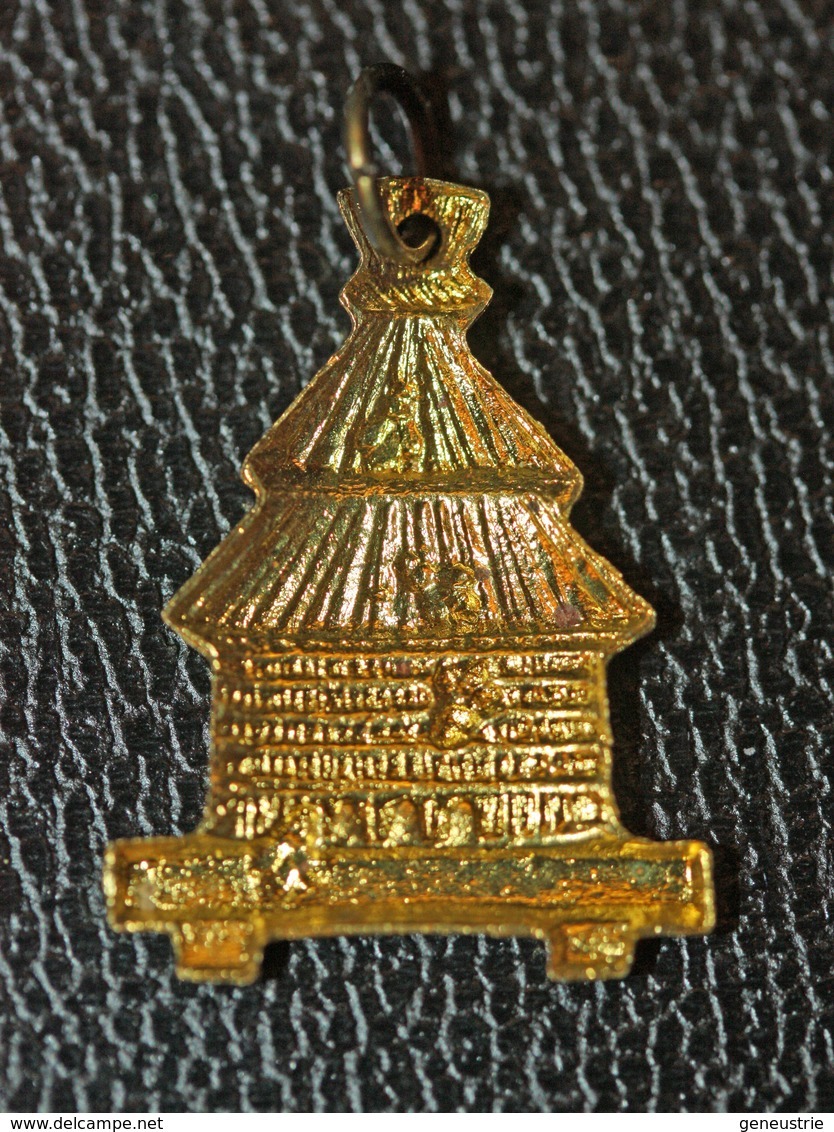 Pendentif Médaille En Laiton Embouti (années 20/30) "Ruche" Abeille - Autres & Non Classés