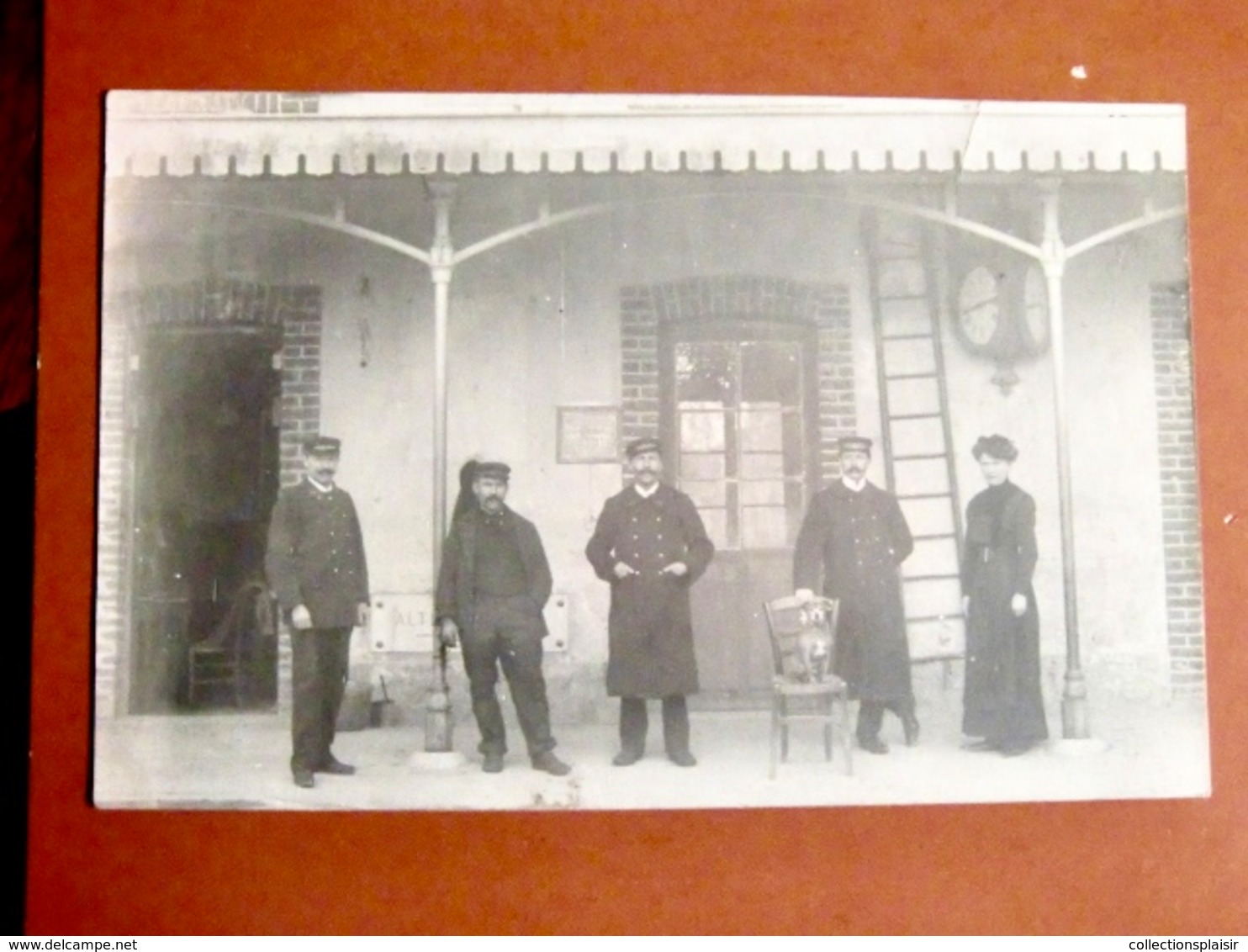 CPA MONTREVEL EN BRESSE CHEF DE GARE ET SA FAMILLE ET  PERSONNEL CARTE PHOTO TOP - Non Classés