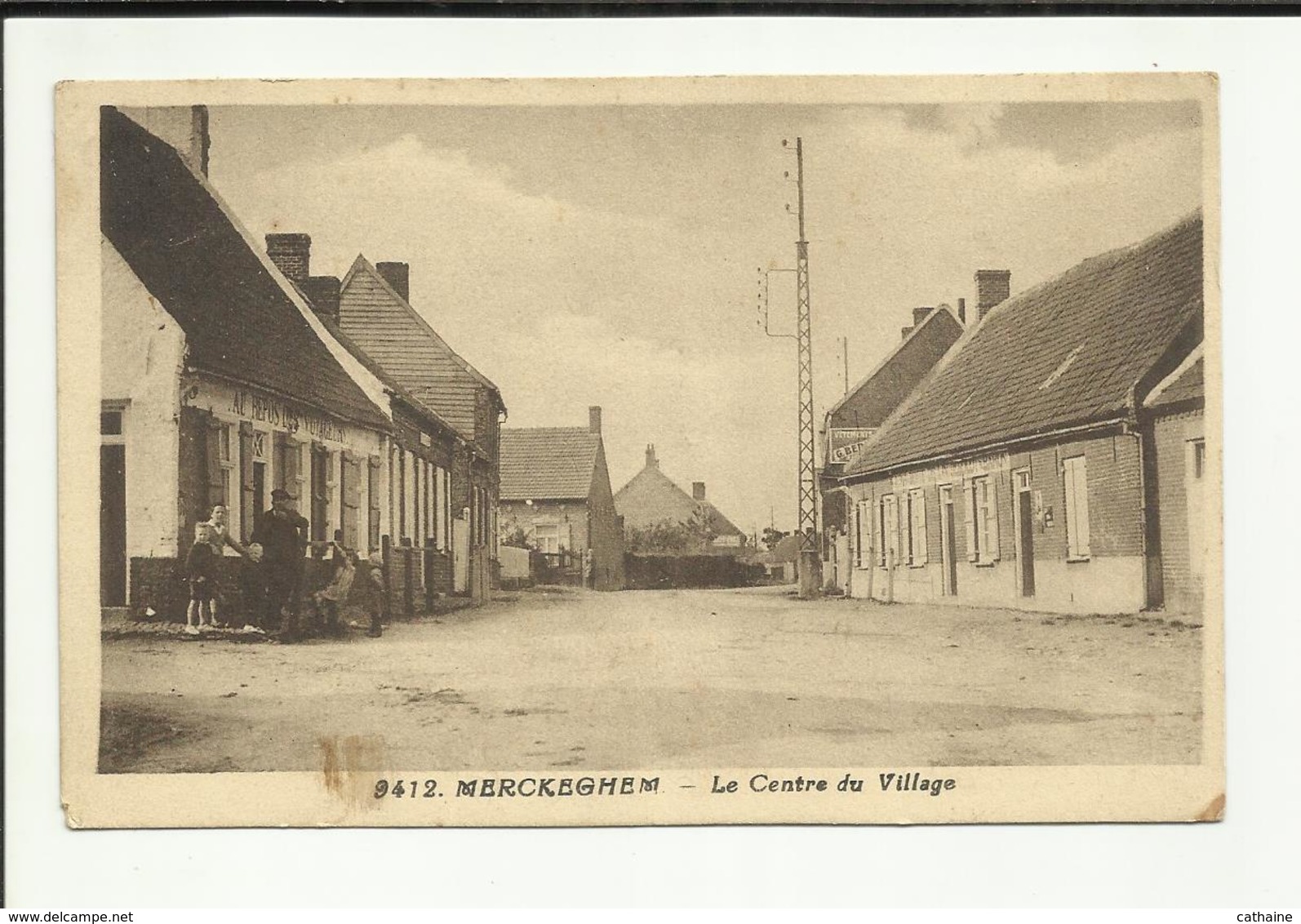 59 . MERCKEGHEM . LE CENTRE DU VILLAGE  . CAFE  " AU REPOS DES VOYAGEURS . " - Autres & Non Classés