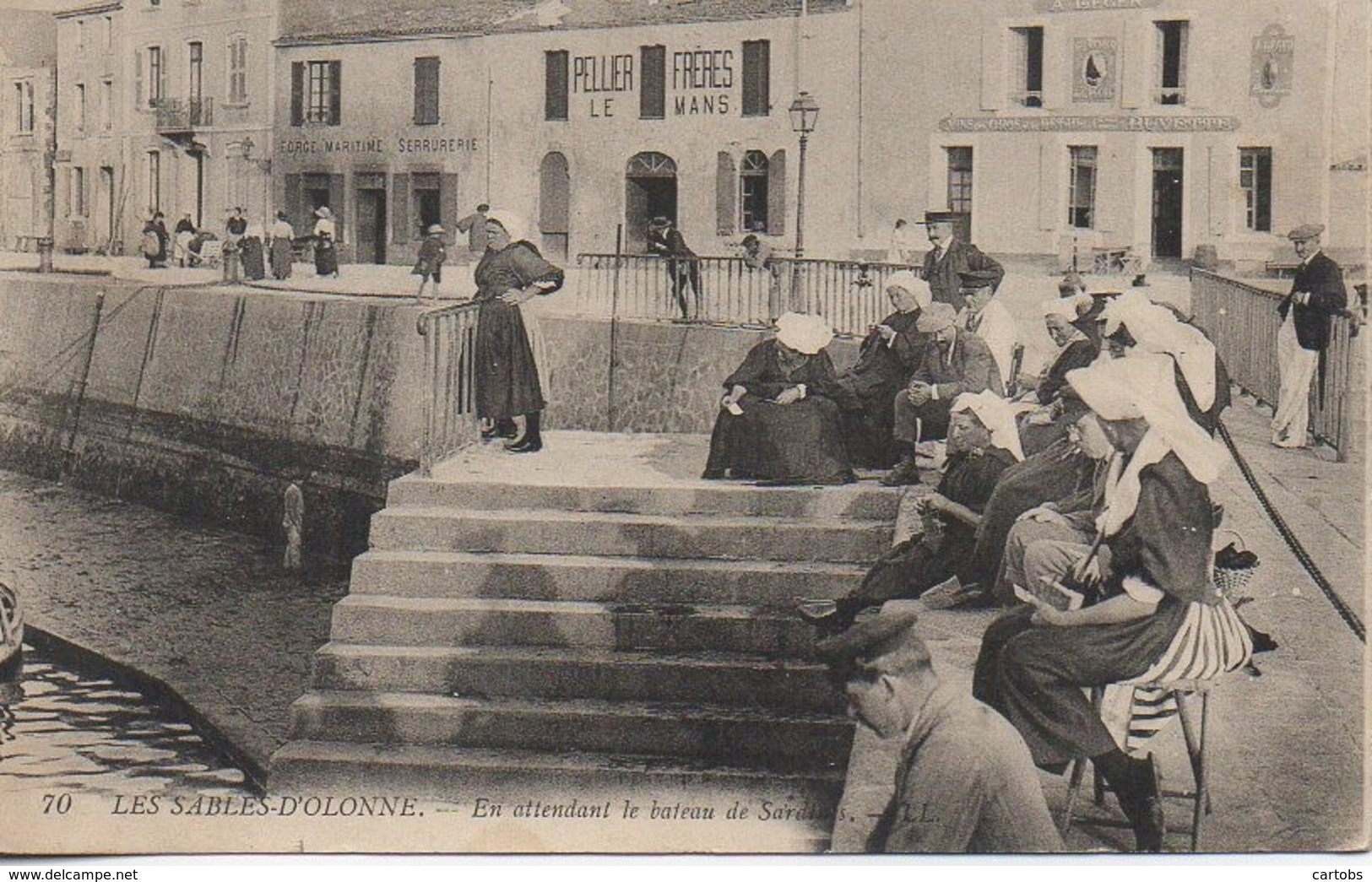 85 LES SABLES D'OLONNE En Attendant Le Bâteau De Sardines - Sables D'Olonne