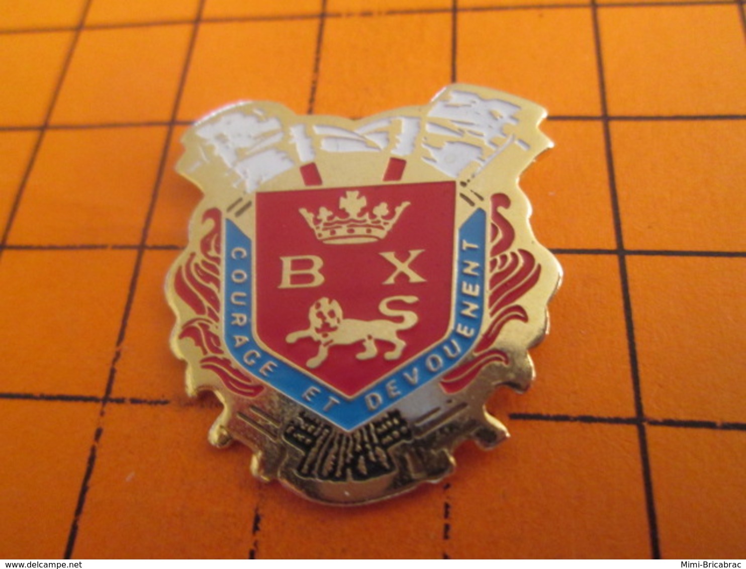 812h Pins Pin's / Rare & Belle Qualité  THEME POMPIERS / SAPEURS POMPIERS BAYEUX COURAGE ET DEVOUEMENT - BMW