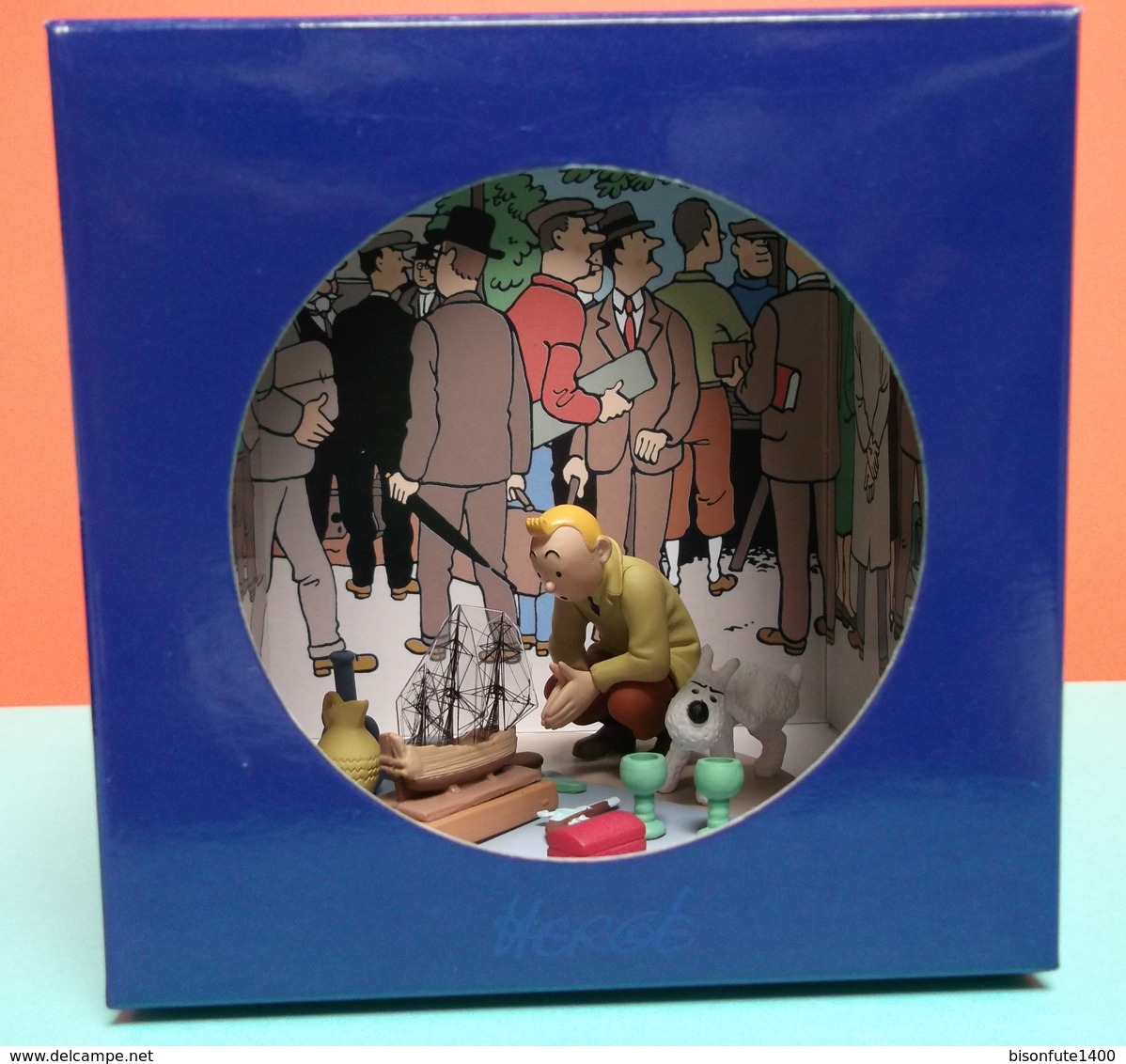 Tintin : Figurine De Tintin Au Marché Aux Puces Dans Sa Boite D'origine - Dimensions : 11 X 11 Cm ( Voir Photos ). - Tintin