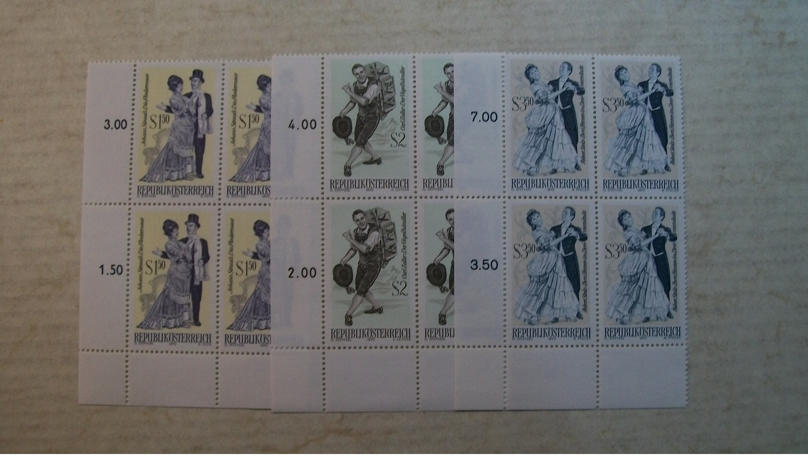 LOT 24 (**MNH) - Collezioni (senza Album)