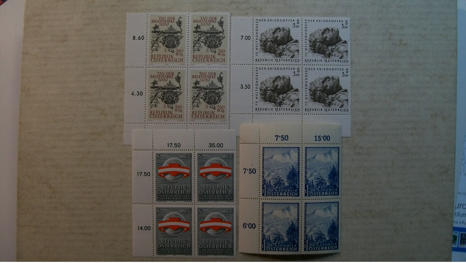 LOT 24 (**MNH) - Collezioni (senza Album)