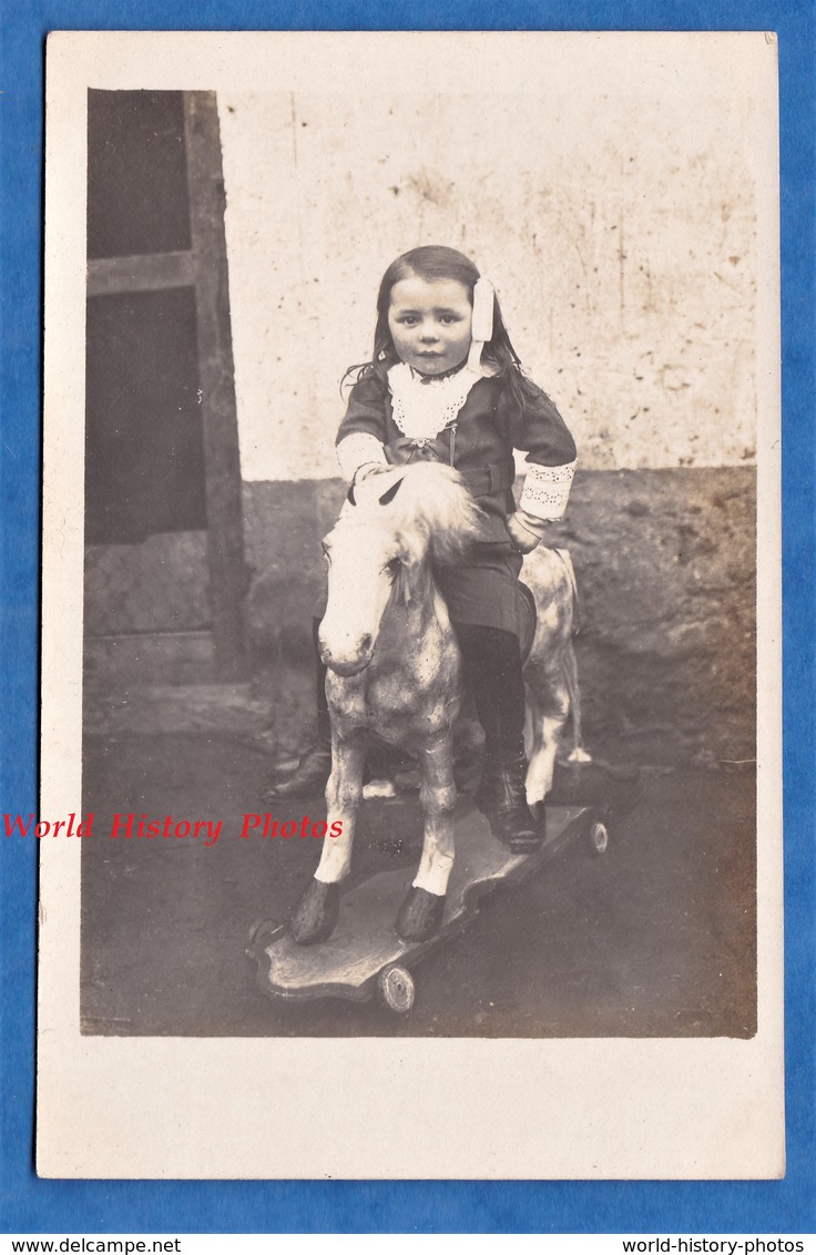 CPA Photo - YERRES - Beau Portrait D'une Petite Fille Sur Son Cheval De Bois - Photographe Mullard - Enfant Jouet Pose - Ritratti