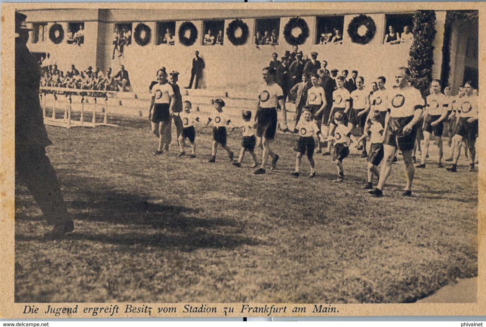 ALEMANIA , TARJETA POSTAL SIN CIRCULAR - FRANKFURT , DIE JUGEND ERGREIFT BESITZ VOM STADION ZU FRANKFURT AM MAIN - Stadions