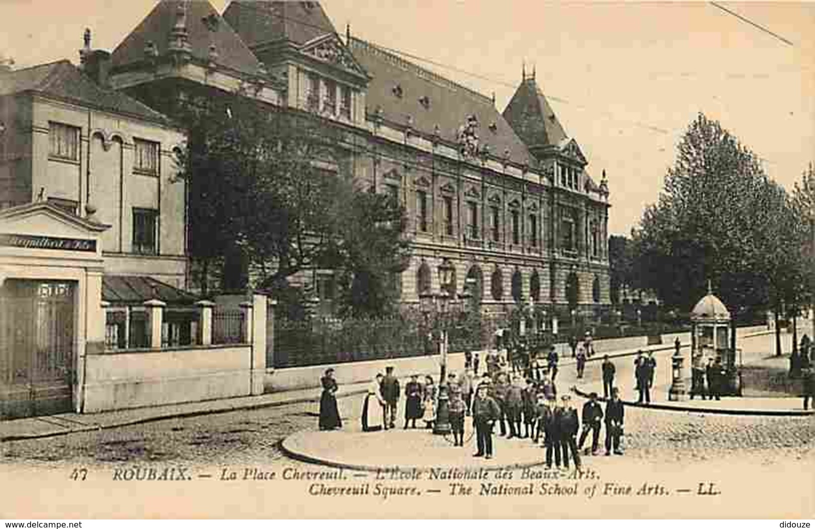 59 - Roubaix - La Place Chevreuil - L'Ecole Nationale Des Beaux Arts - Animé - Voir Scans Recto-Verso - Roubaix