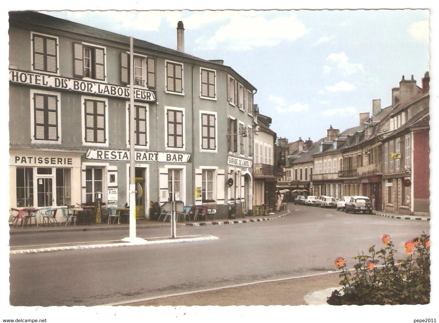 CPSM 58 Moulins-Engilbert  Place Boucaumont Hotel Du Bon Laboureur Commerces Voitures Années 70 Citroën DS - Moulin Engilbert