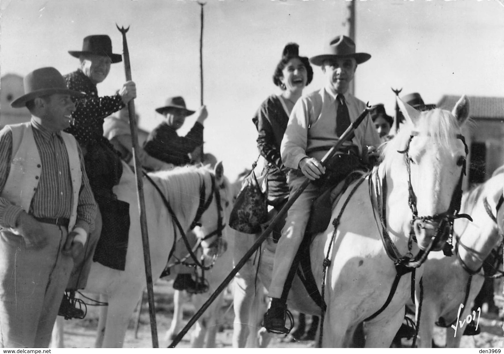 Les SAINTES-MARIES-de-la-MER - Guardians De Camargue Et Arlésiennes Aux Fêtes - Chevaux - Saintes Maries De La Mer