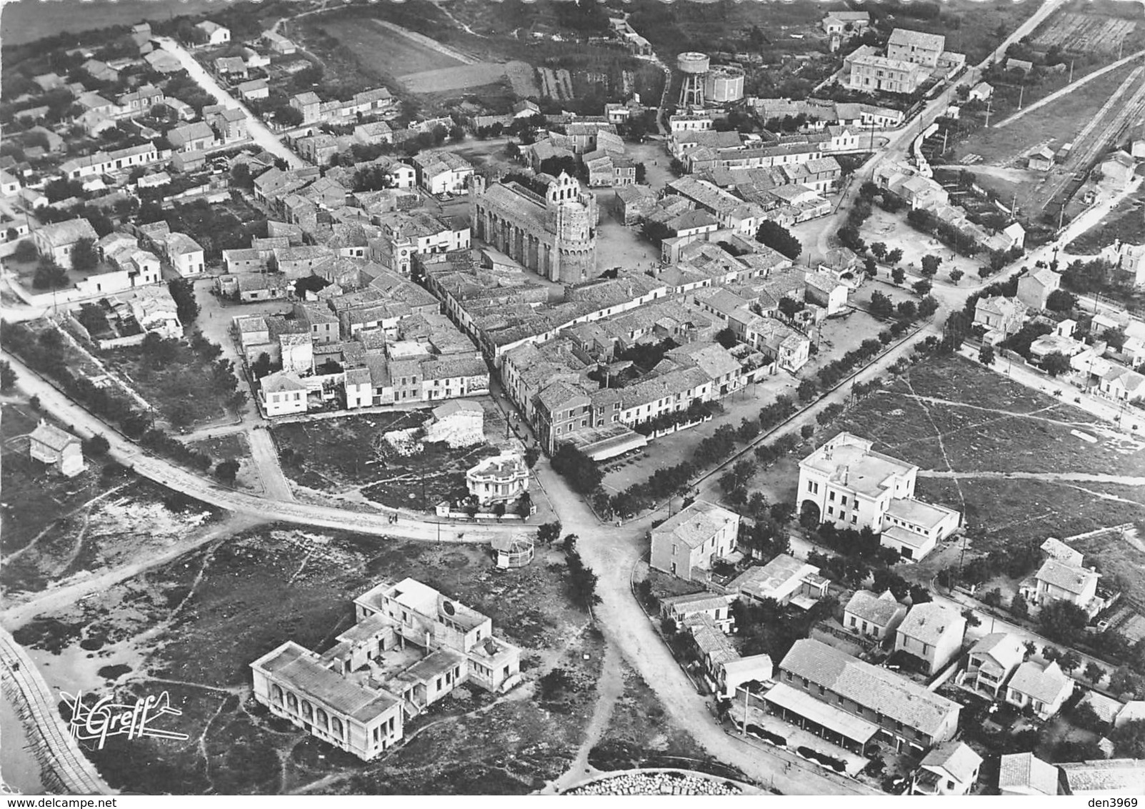 Les SAINTES-MARIES-de-la-MER - Vue Aérienne : Le Casino Et Ensemble De La Ville, L'Eglise - Saintes Maries De La Mer