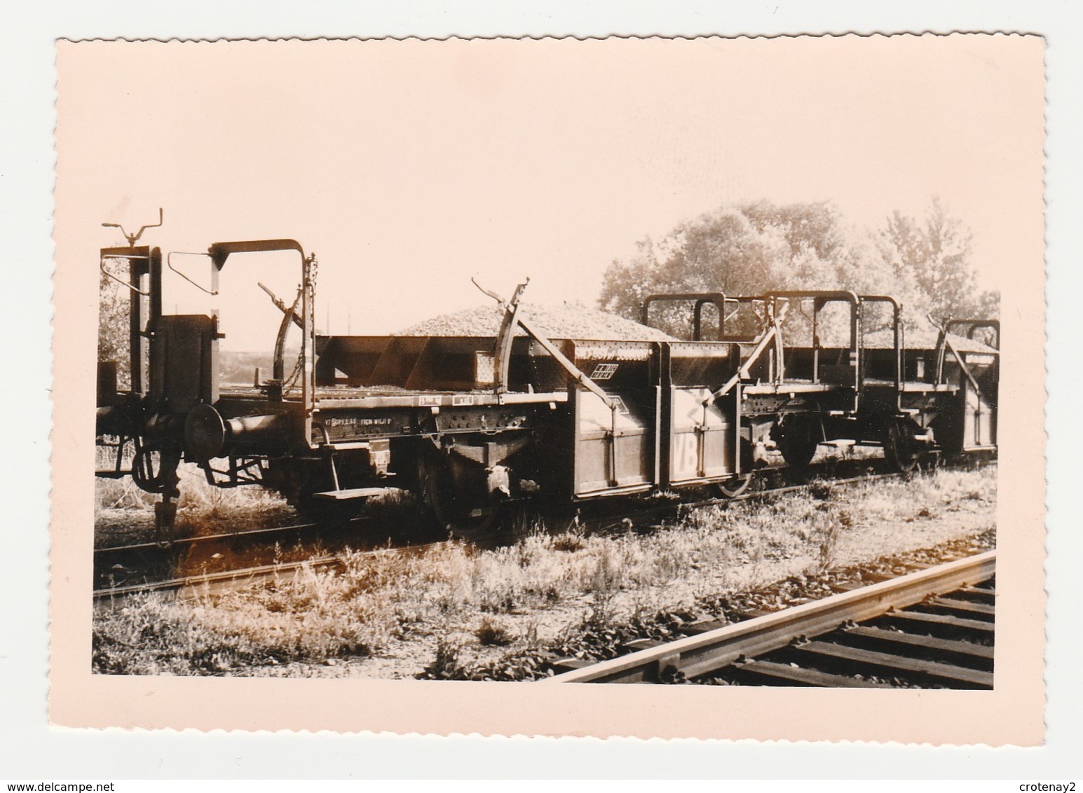 PHOTO ORIGINALE Dentelée Des Années 60 Train Ligne CFD Vers La Gare SNCF De 77 Montereau Wagon De Ballast Du Service VB - Trenes