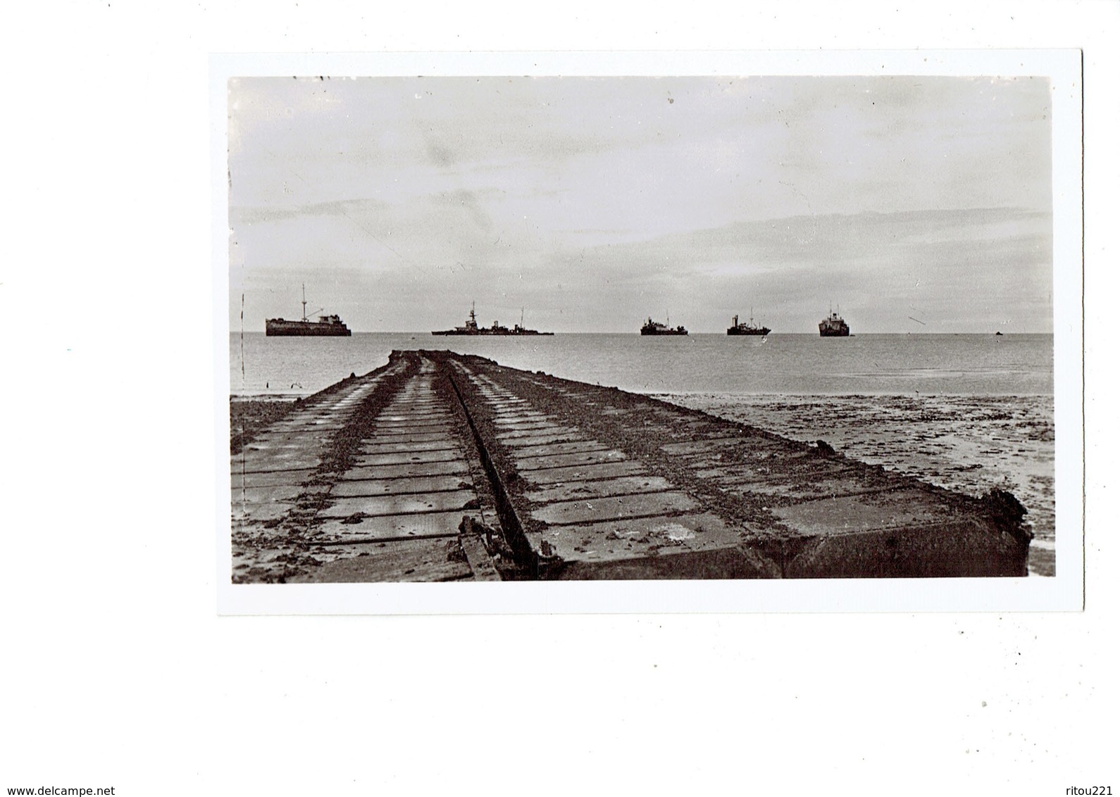 Cpa - 50 - COURSEULLES S/mer GRAYE Juno-beach Débarquement 1944 Ponton Général De Gaulle  Bateaux - Other & Unclassified