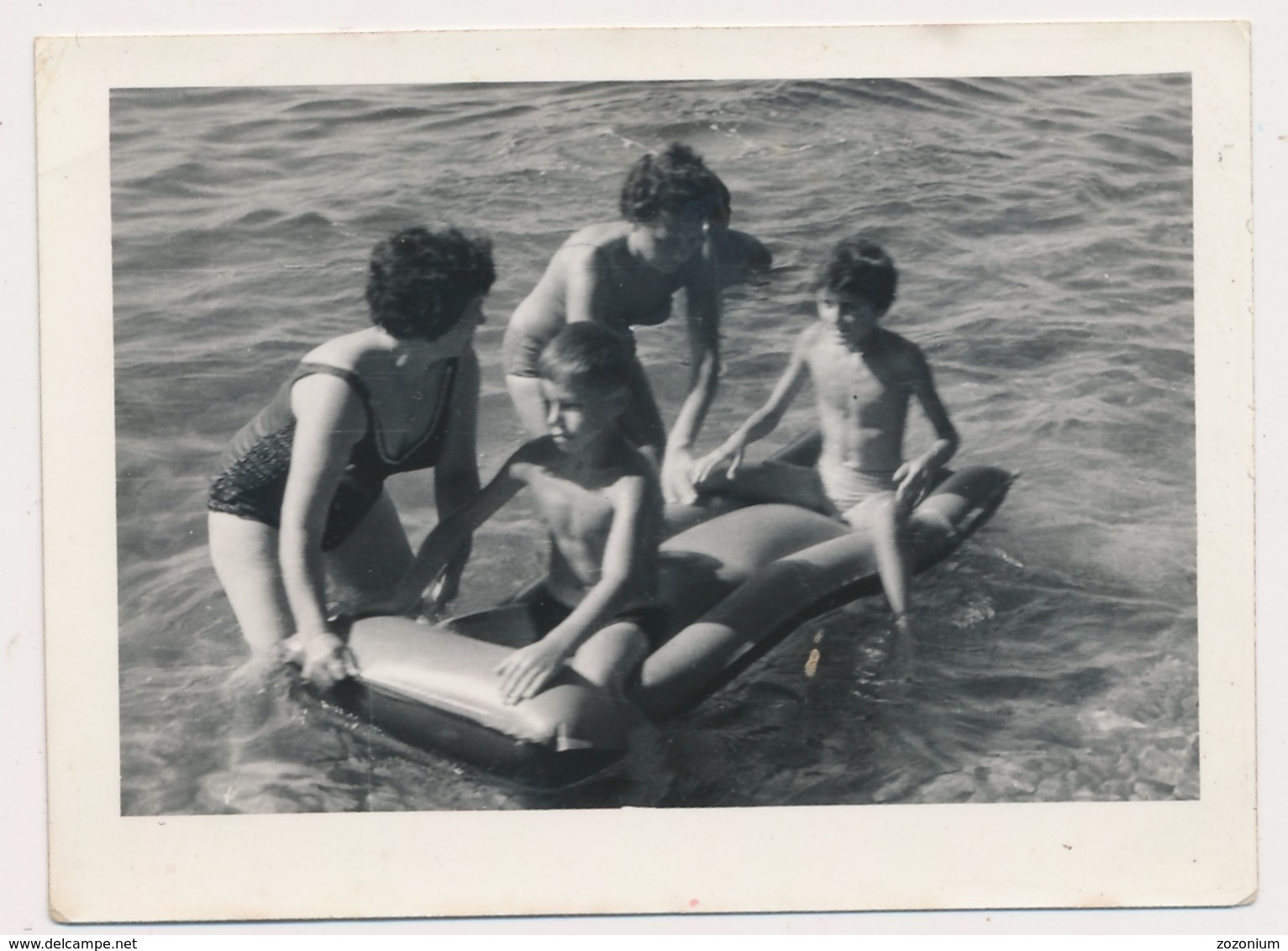 REAL PHOTO, Beach, Women And  Boys Kid In Water, Femmes Et Enfants Garcons Sur La Plage Old Photo ORIGINAL - Persone Anonimi