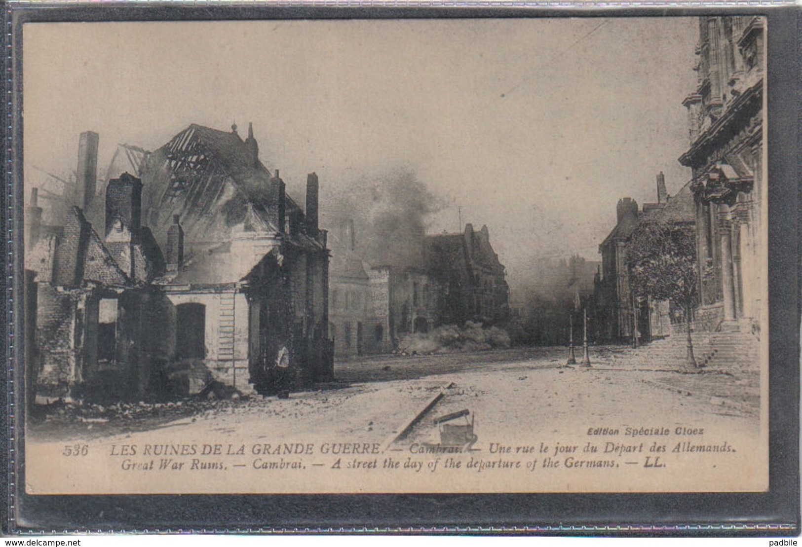 Carte Postale 59. Cambrai  Une Rue Le Jour Du Départ Des Allemands  Très Beau Plan - Cambrai
