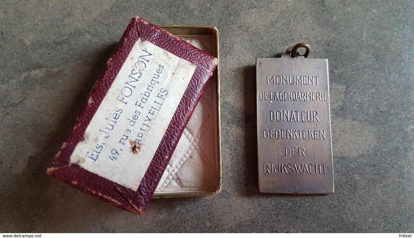 Medaille In Etui Gedenkteken Der Rijkswacht Monument De La Gendarmerie (ets Jules Fonson Bruxelles) E De Bremaecker 1947 - Autres & Non Classés