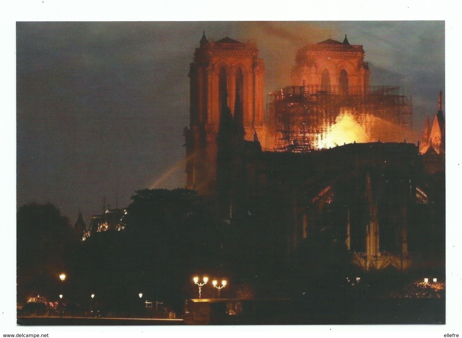 CPM Paris Incendie De La Cathédrale Notre Dame De Paris Le 15/4/2019 - Other Monuments