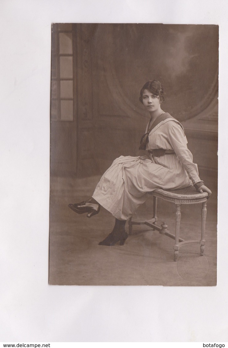 CPA PHOTO FEMME ASSISE En1917! - Photographie