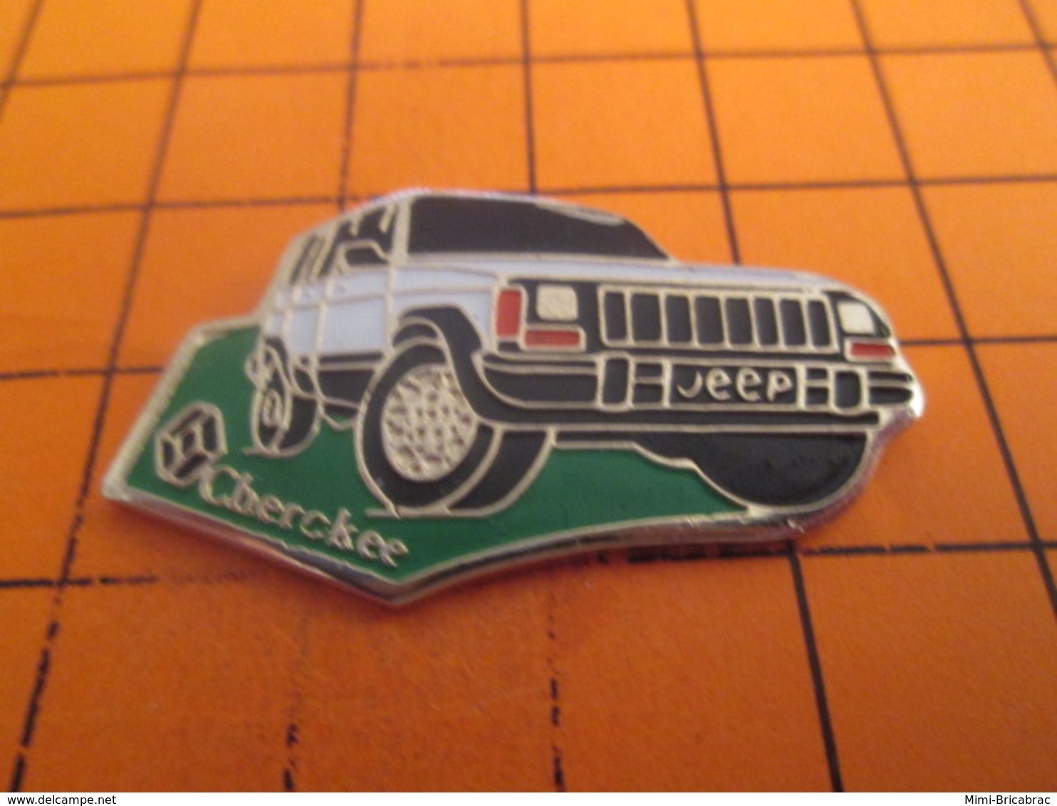 1210 Pins Pin's / Rare & TB état / THEME : AUTOMOBILES / RENAULT JEEP CHEROKEE En Attendant Nissan Fiat Et Autres Chrysl - Renault