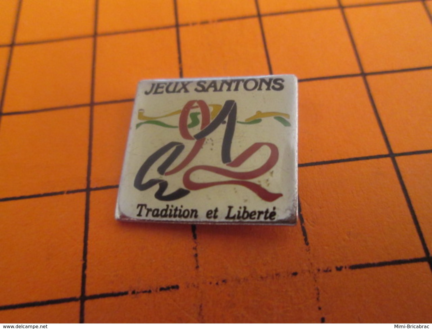 1318a Pins Pin's / Rare & TB état / THEME : JEUX / JEUX SANTONS RUBANS TRADITION ET LIBERTE Par FORMULA - Jeux