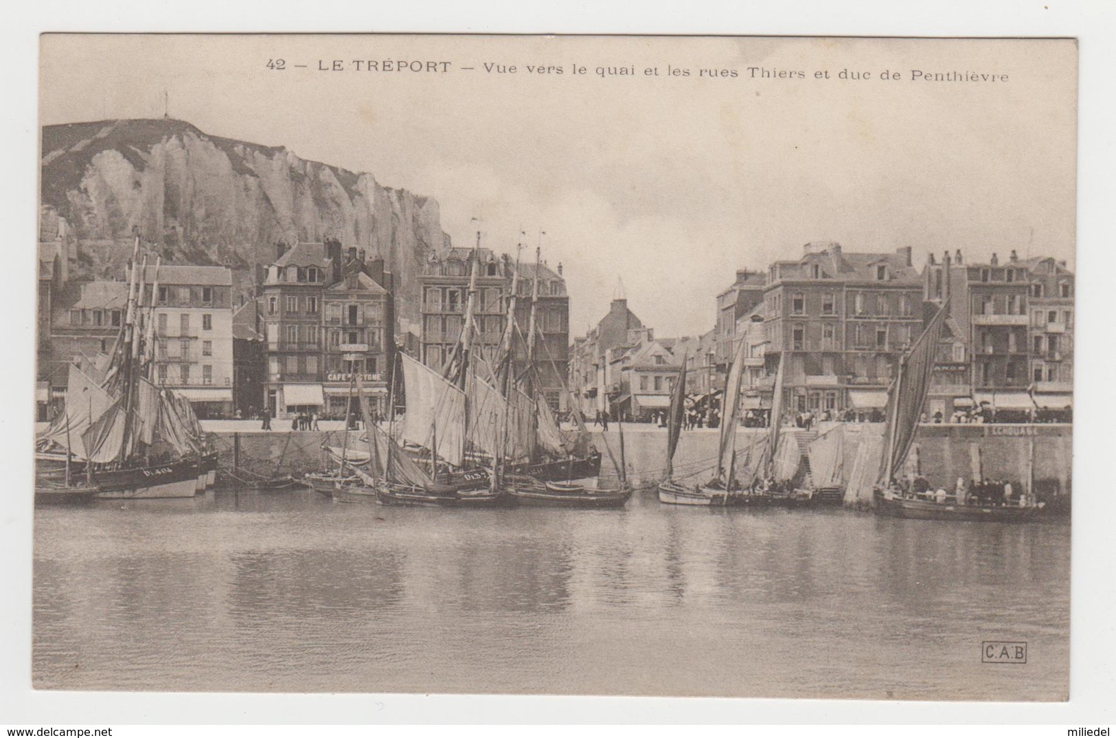 BO439 - LE TREPORT - Vue Vers Le Quai Et Les Rues Thiers Et Duc De Penthièvre - Nombreux Bâteaux - Voiliers - Péniche - Le Treport