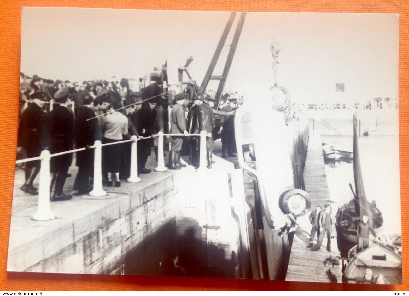 3 Foto’s Ca©1955 De Zeewacht BERGING VERONGELUKTE AUTO VISSERSKAAI OOSTENDE Politie Brandweer Visserij Heemkunde 3466 - Oostende