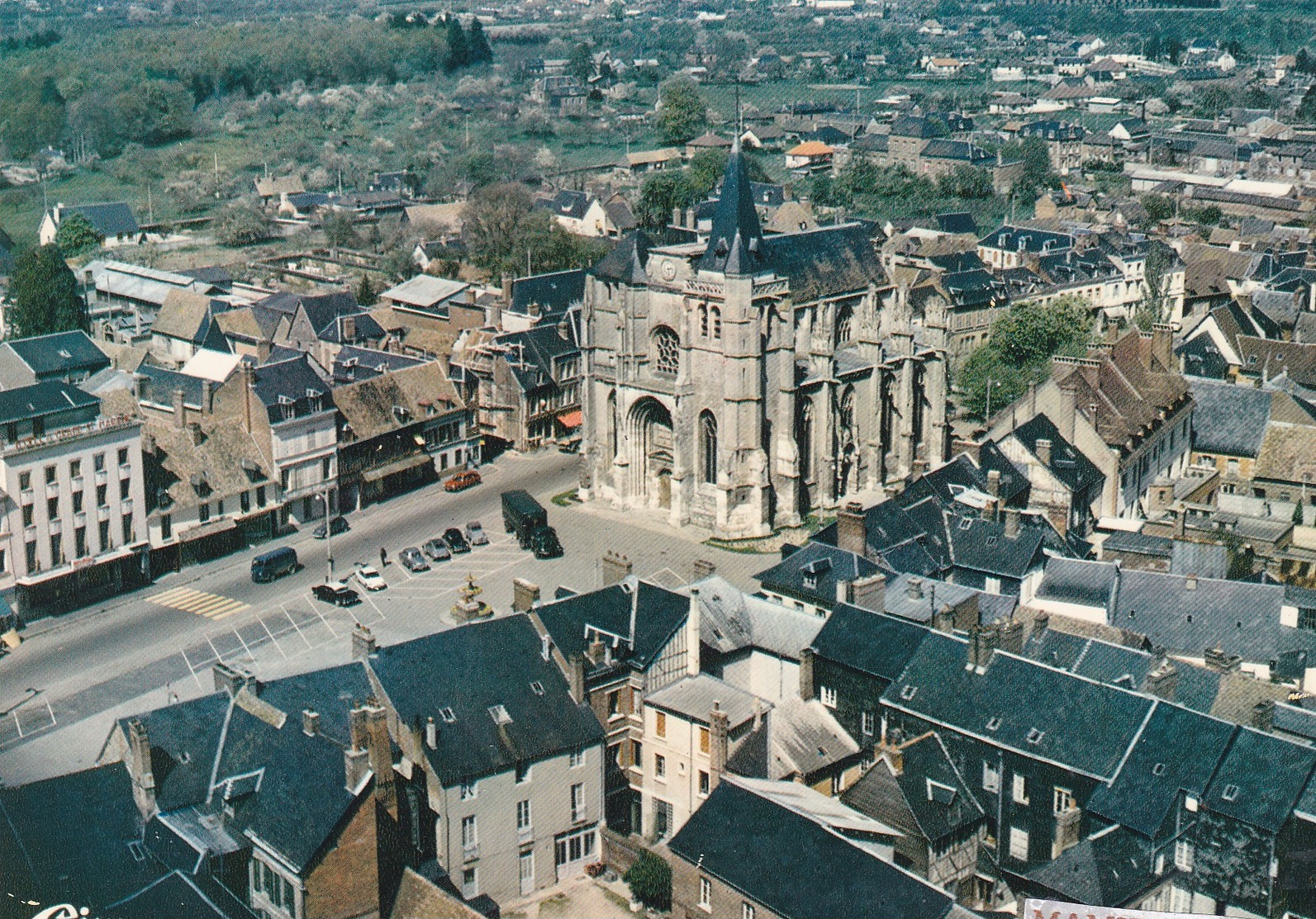 LE NEUBOURG - Dépt 27 - Vue Générale Du Centre Et De L'Eglise - Le Neubourg