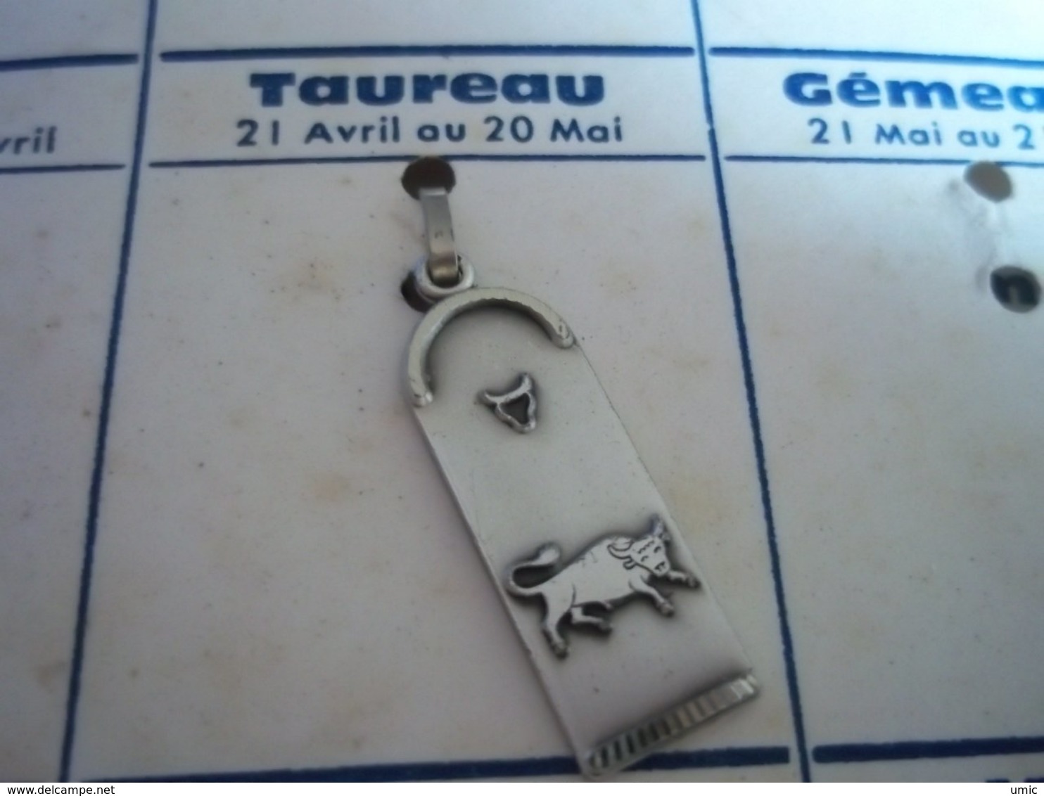 Pendentif En Métal Argenté Zodiaque  ' Signe Du Taureau ' - Pendants