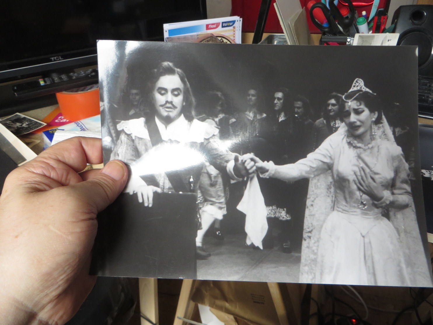 MARIA CALLAS Une Photo Tel Que Trouvée Dans 1 Pochette Pour La Taille Voir Ma Main Environ - Célébrités