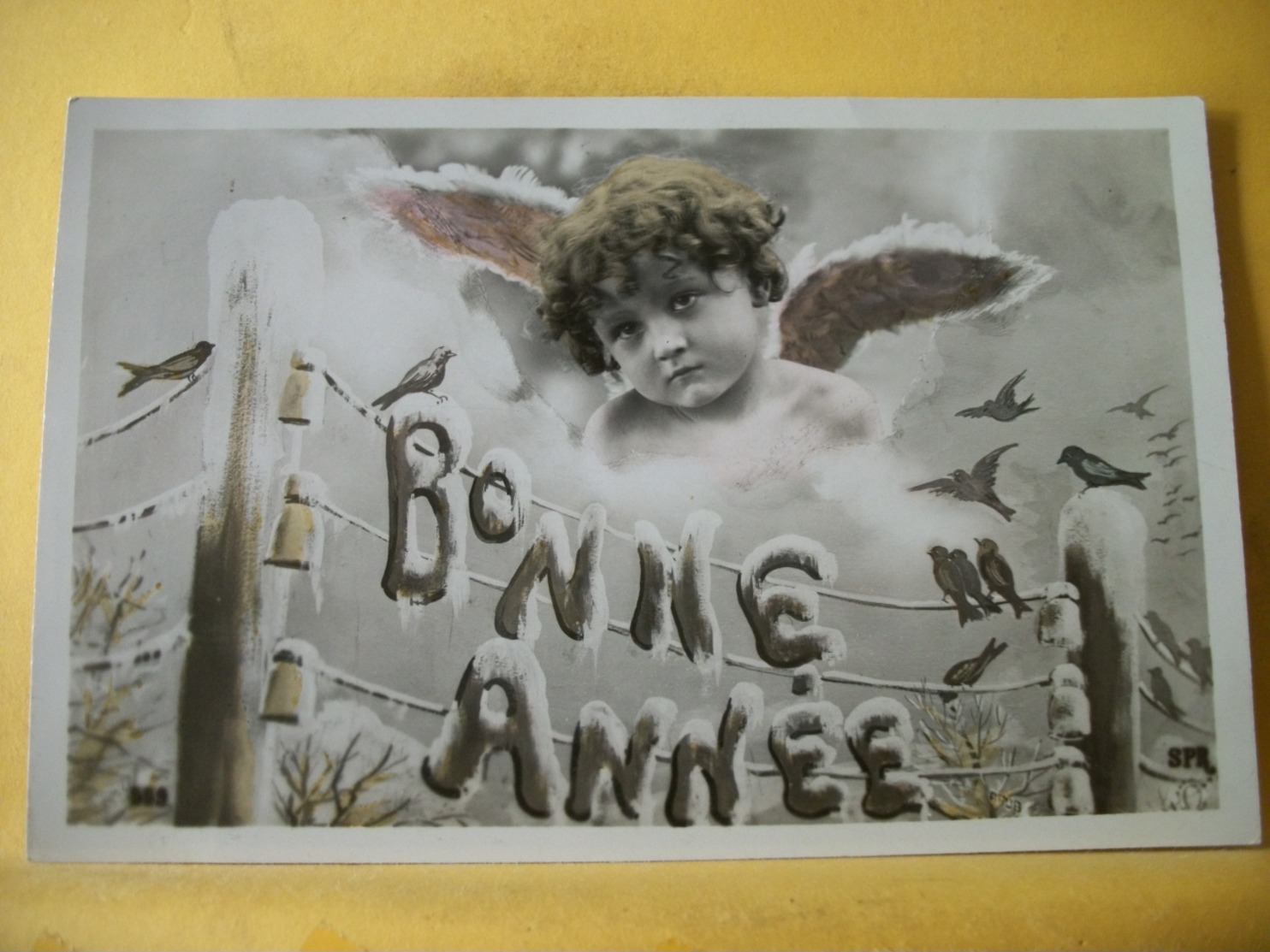 B20 2071 CPA FANTAISIE. 1908 - BONNE ANNEE - PETIT ANGE ET OISEAUX SUR LES FILS ELECTRIQUES - Engelen