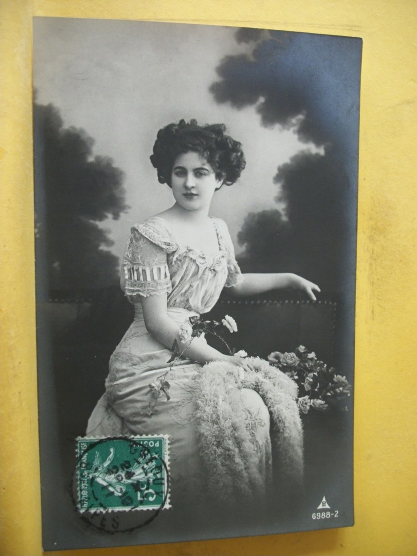 B20 2095 CPA FANTAISIE. 1911 - JEUNE FEMME EN ROBE LONGUE BRODEE ET FOURRURE AVEC GERBE DE ROSES - Mujeres