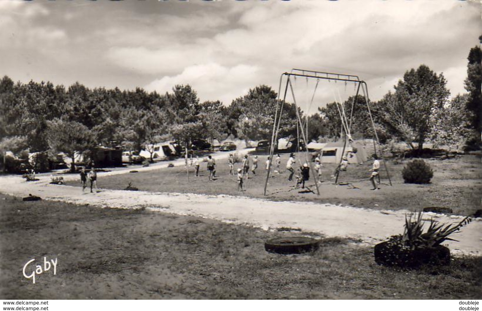 D17  ILE DE RÉ  Le Camping Les Chardons  ............ Avec Les Enfants Sur Les Balançoires - Ile De Ré