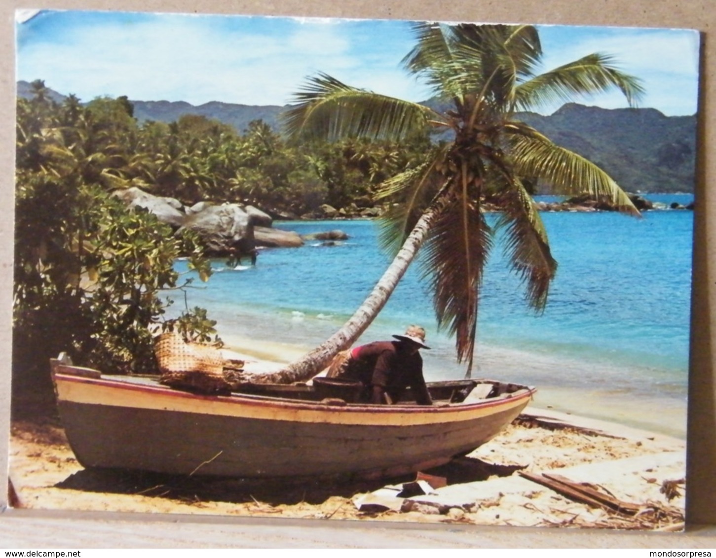 SEYCHELLES, BARCA CON PESCATORE, VIAGGIATA - Seychelles