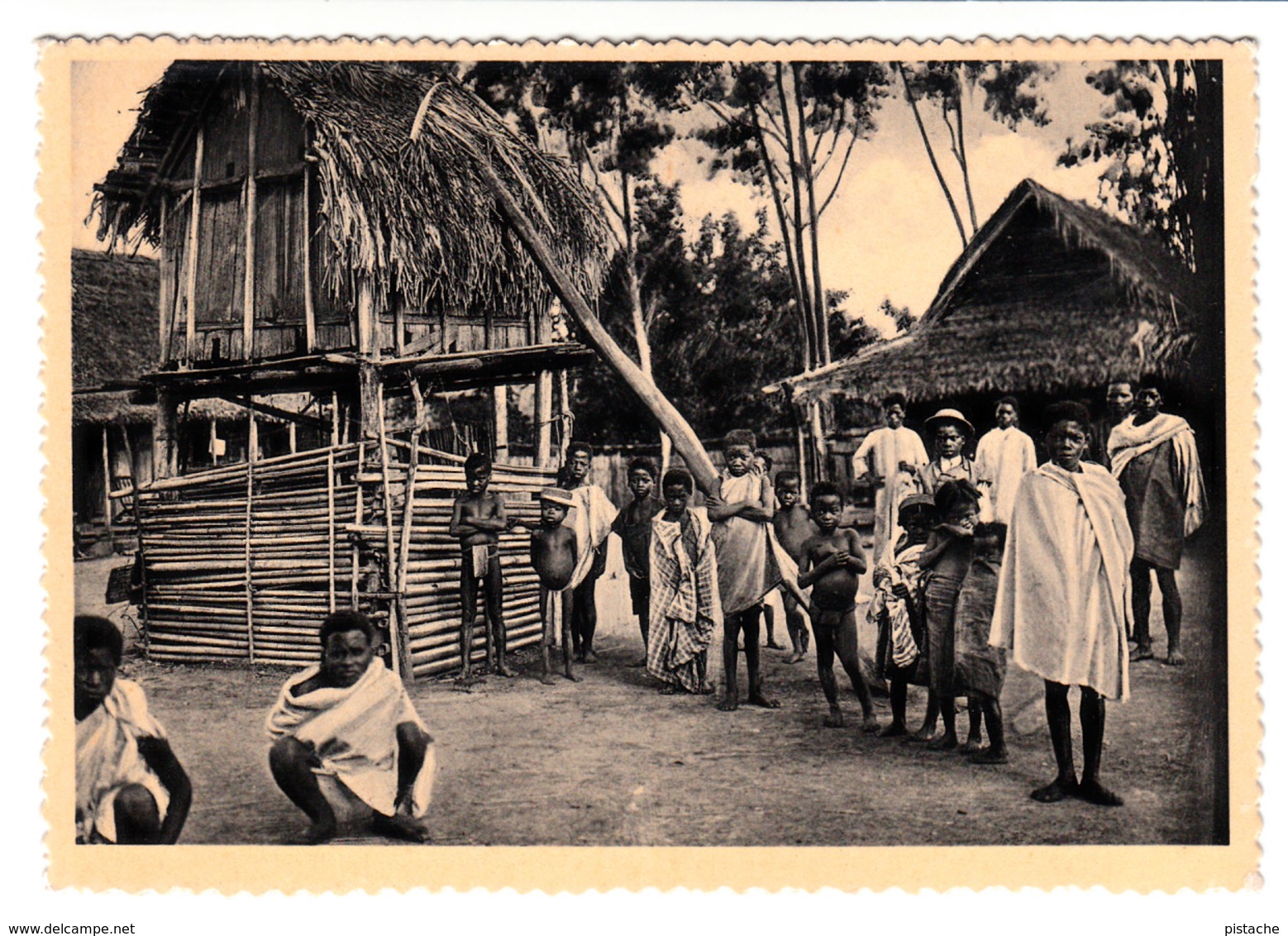 B&W - Madagascar Africa Afrique - Waiting For The Missionary - La Salette - Animation - Size 5 1/2 X 4 - 2 Scans - Madagascar